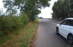 MF67 HVV | Driver of white Volkswagen Tiguan close passes cyclist in Guiseley