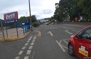 MT18 OND | Taxi driver close passes cyclist on approach to traffic lights