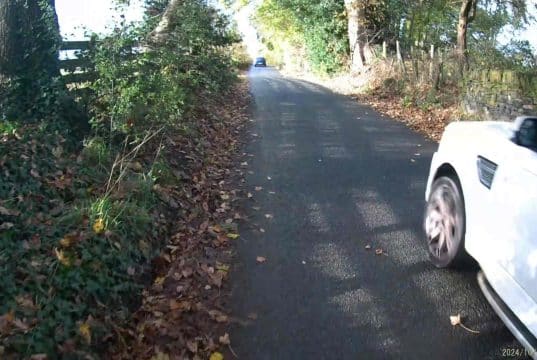 LR06 CVZ | Northedge Lane : Ranger Rover forced the narrow gap