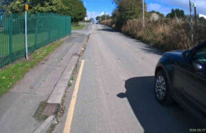 S065 FYU | Range Rover close passes cyclist at speed on Shetcliffe Lane climb