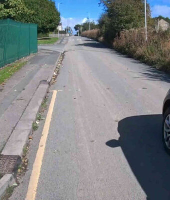 S065 FYU | Range Rover close passes cyclist at speed on Shetcliffe Lane climb