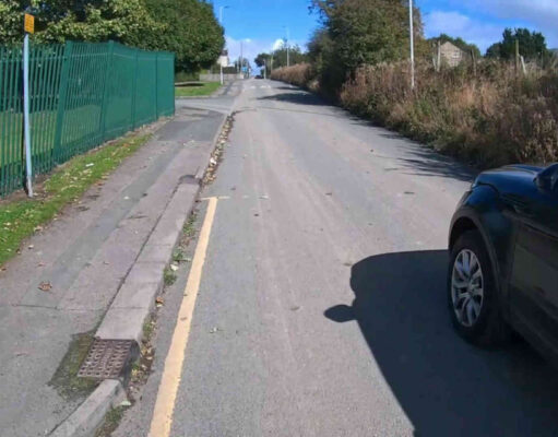 S065 FYU | Range Rover close passes cyclist at speed on Shetcliffe Lane climb