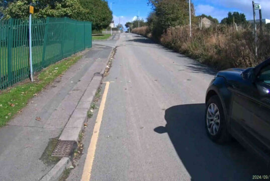 S065 FYU | Range Rover close passes cyclist at speed on Shetcliffe Lane climb