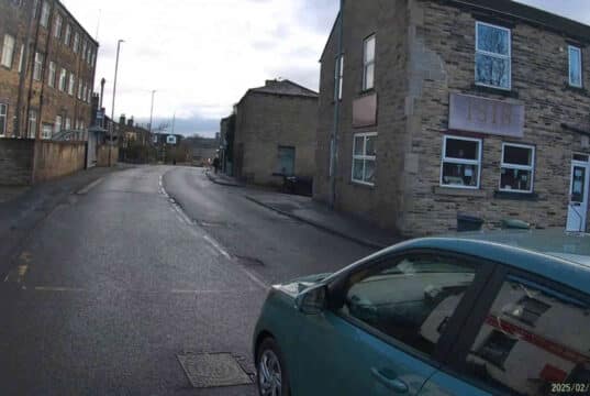 S9 DAX | Green Hyundai i10 sweeps past cyclist on wet A643 Westgate
